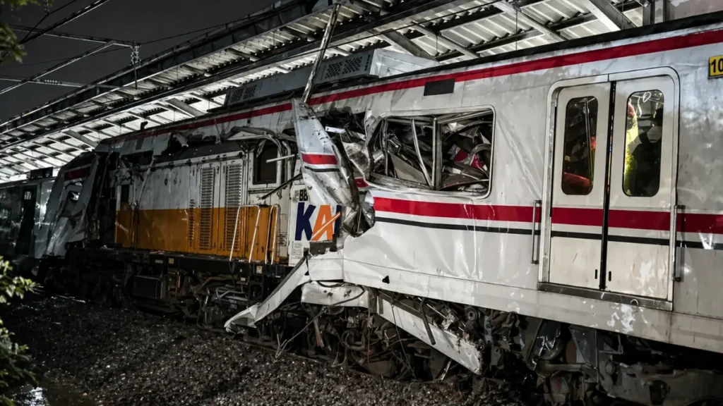 kecelakaan kereta bekasi timur krl tabrakan