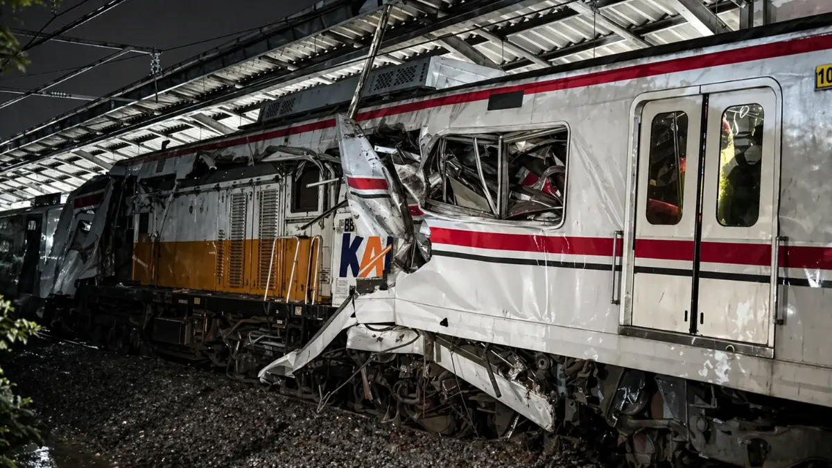 kecelakaan kereta bekasi timur krl tabrakan