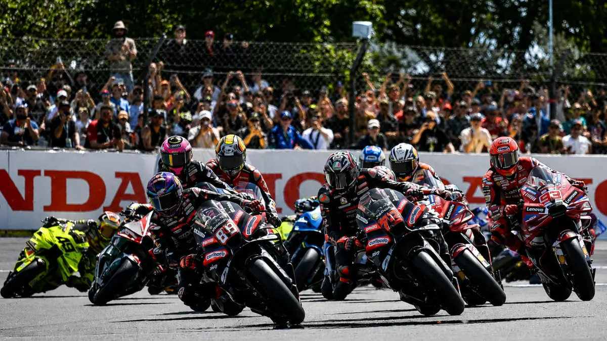 Persiapan motor di garasi tim MotoGP menjelang balapan