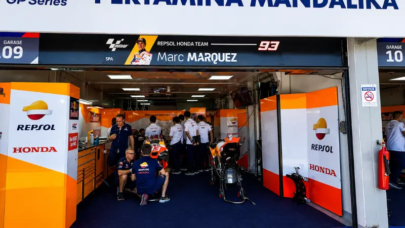 Proses ganti motor flag to flag pembalap MotoGP di pit lane