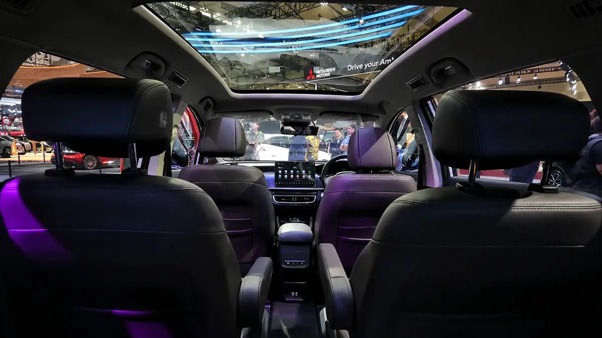 Suasana pameran Gaikindo Indonesia International Auto Show (GIIAS) 2026 di ICE BSD yang menampilkan berbagai mobil terbaru