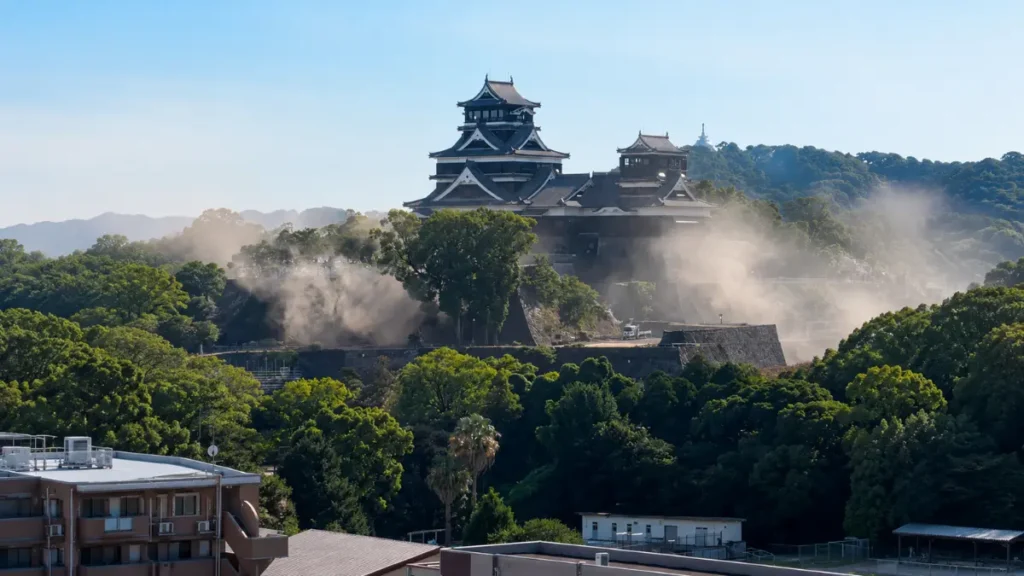Kerusakan Kastil Kumamoto setelah gempa magnitudo 7,1 mengguncang Prefektur Kumamoto, Jepang