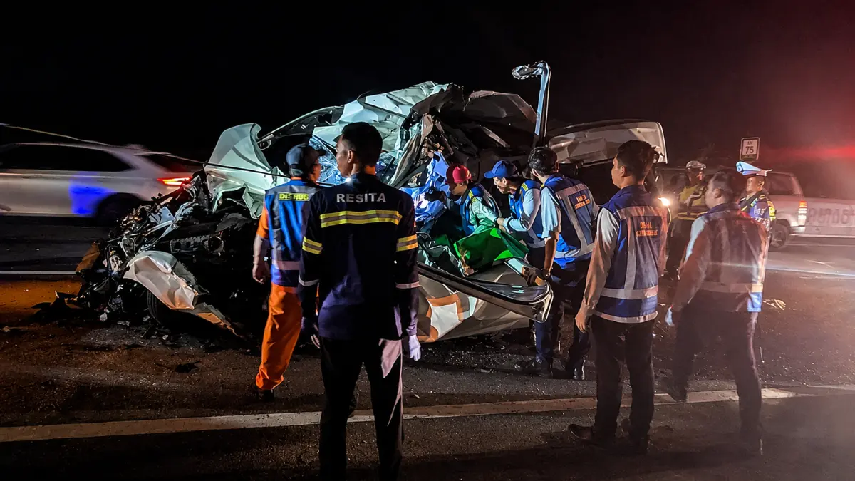 Kondisi Toyota Hiace usai kecelakaan dengan truk di Tol Pandaan-Malang KM 76.600 A.