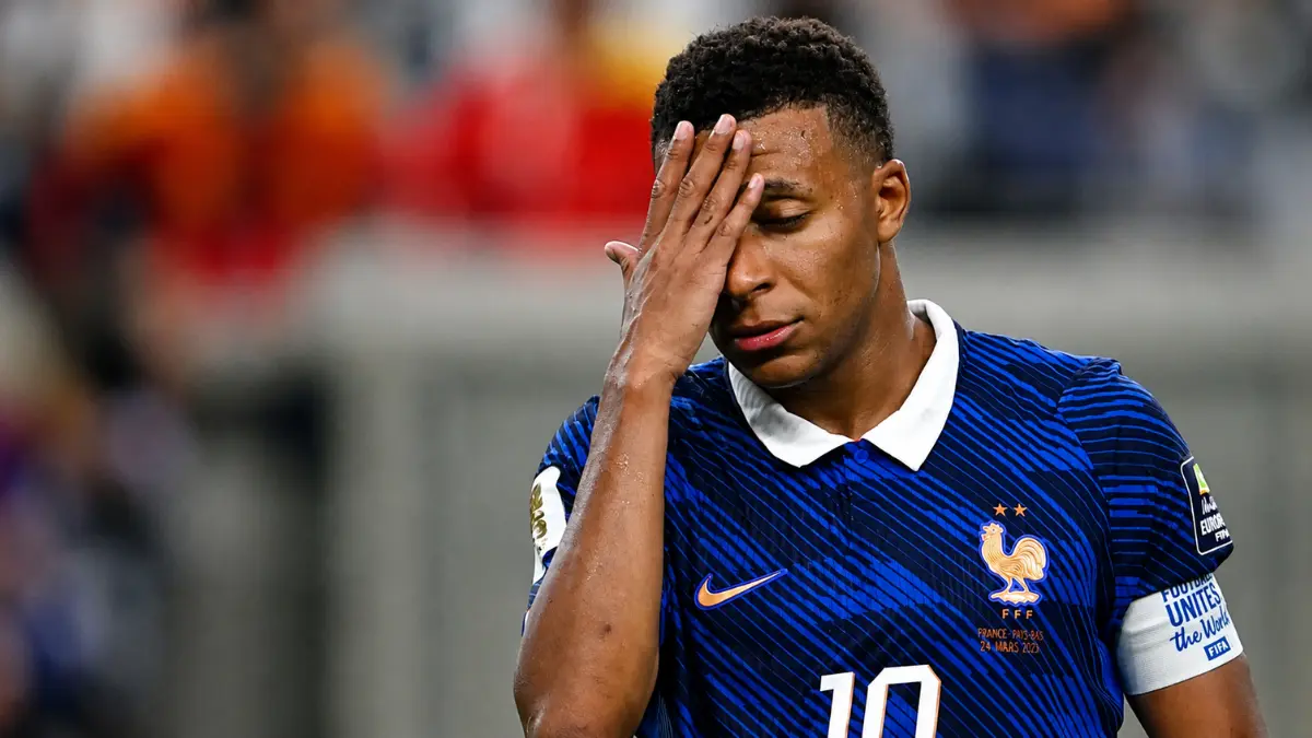 Kylian Mbappe berusaha melewati pemain Spanyol pada laga semifinal Piala Dunia 2026.
