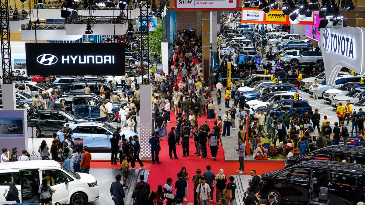 Suasana pameran mobil listrik di GIIAS 2026 yang menampilkan berbagai kendaraan listrik di Indonesia.