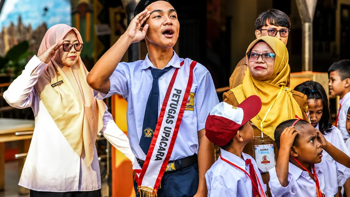 Siswa berkebutuhan khusus mengikuti kegiatan hari pertama Masa Pengenalan Lingkungan Sekolah (MPLS) di SLBN 9 Jakarta Utara.
