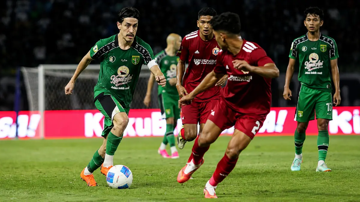 Duel Persebaya Surabaya melawan Persija Jakarta pada laga Grup B Piala Presiden 2026 di Stadion Gelora Bung Tomo.
