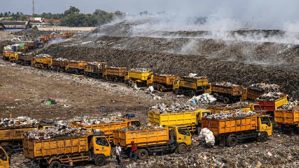 Kebakaran di area tempat pemrosesan akhir (TPA) saat musim kemarau