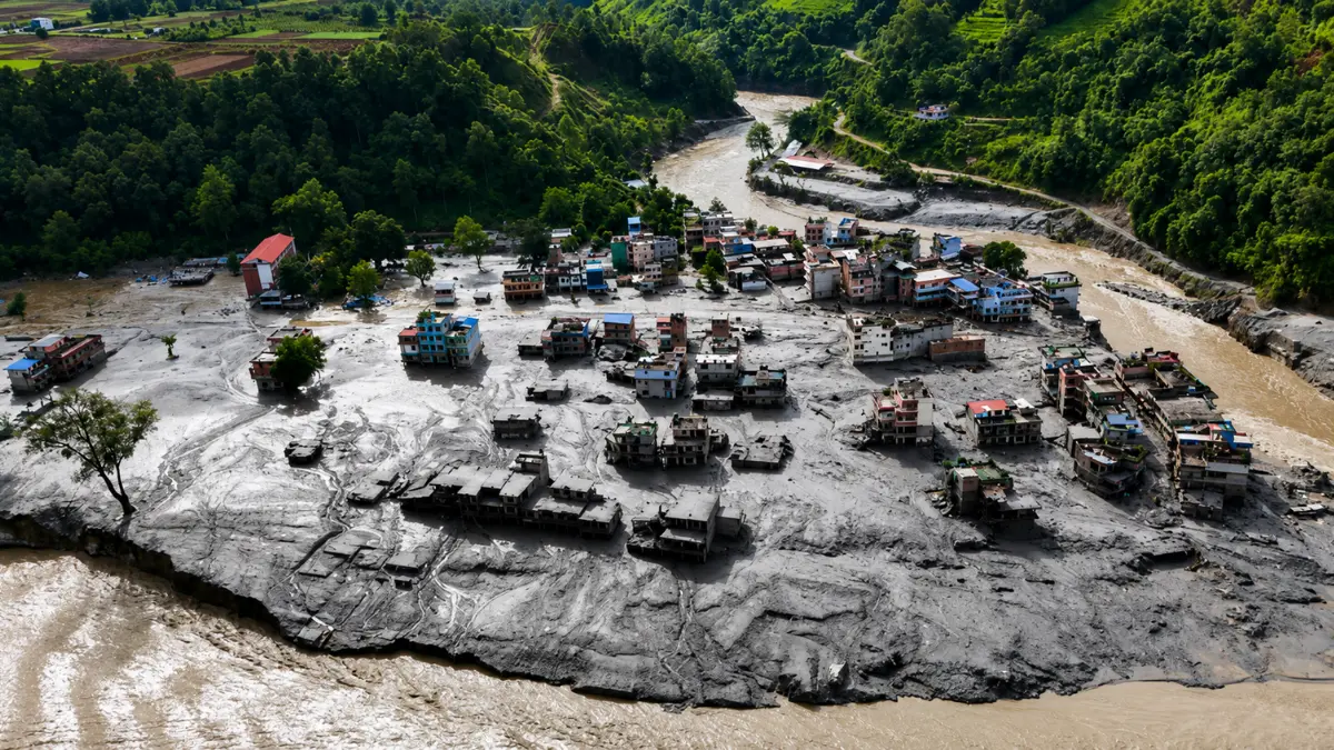 Banjir bandang Nepal menerjang kawasan perbatasan dengan Tibet dan menyebabkan ratusan orang meninggal serta ribuan lainnya hilang.