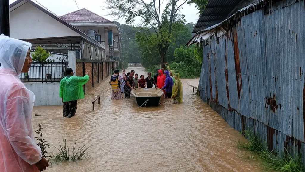 Kondisi banjir di Kota Padang yang merendam permukiman warga setelah hujan deras.