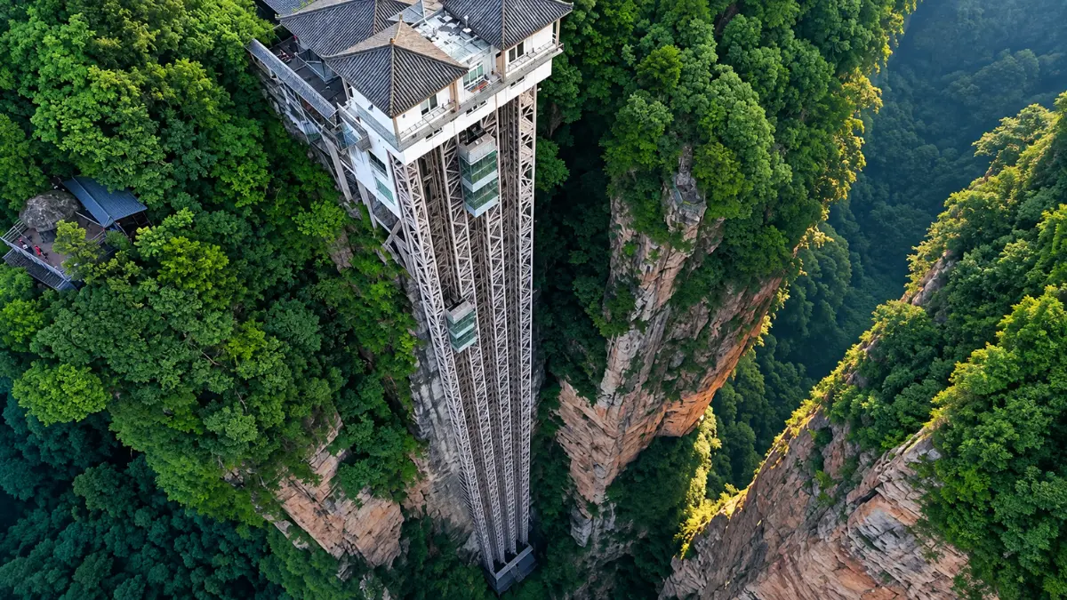 Lift tebing China setinggi 280 meter di Ngarai Nizhuhe, Provinsi Yunnan