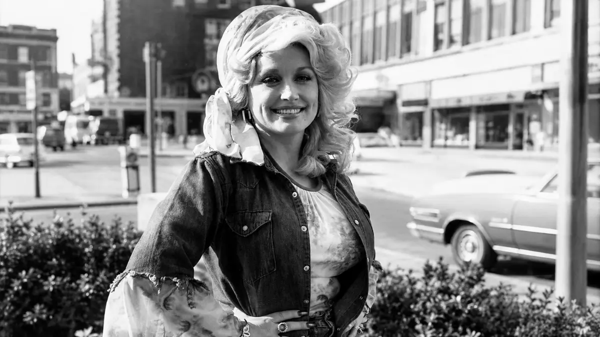 Dolly Parton, legenda musik dan pelantun Jolene yang dikabarkan meninggal dunia di Nashville pada usia 80 tahun.