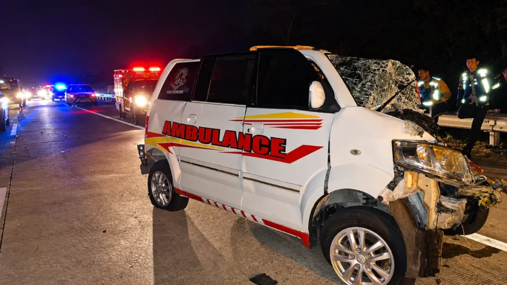 Kecelakaan maut di Tol Batang-Semarang melibatkan empat kendaraan dan menyebabkan tiga penumpang ambulans meninggal dunia.