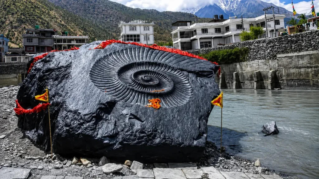 Shaligram raksasa di Nepal yang viral dan diklaim baru ditemukan setelah banjir pada Agustus 2026.