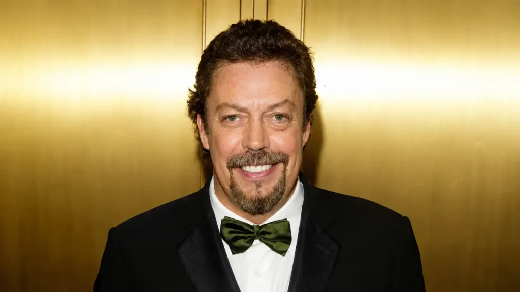 Tim Curry, aktor legendaris pemeran Pennywise dalam IT 1990 dan bintang The Rocky Horror Picture Show.