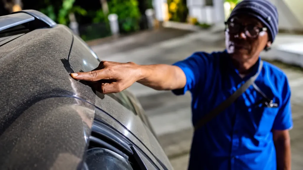 Mobil yang terkena abu vulkanik perlu dibersihkan dengan air mengalir agar partikel tidak menggores permukaan cat.