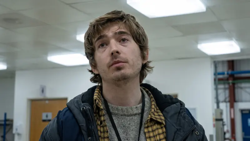 Austin Abrams memerankan Bryan, seorang kurir medis yang terjebak dalam wabah di Resident Evil 2026