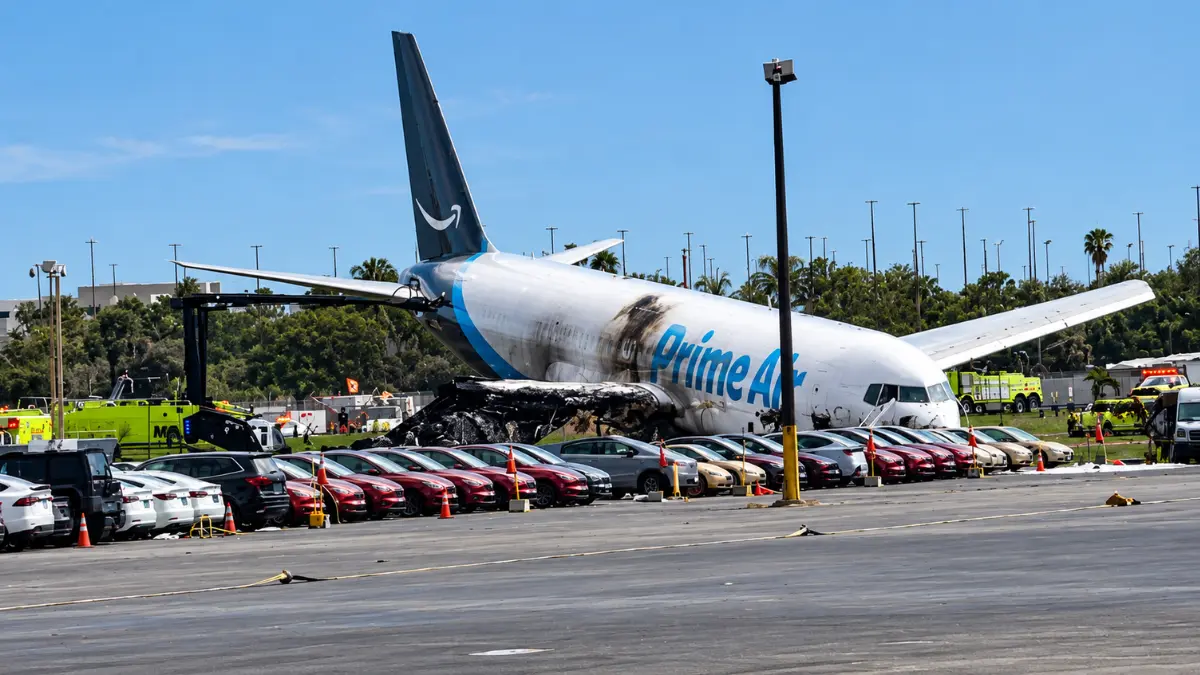 Pesawat kargo Boeing 767-300 yang dioperasikan untuk Amazon mengalami kecelakaan setelah keluar landasan di Bandara Internasional Miami.