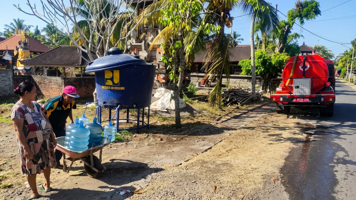 BPBD Kabupaten Jembrana menyalurkan air bersih kepada warga terdampak kekeringan di Bali.