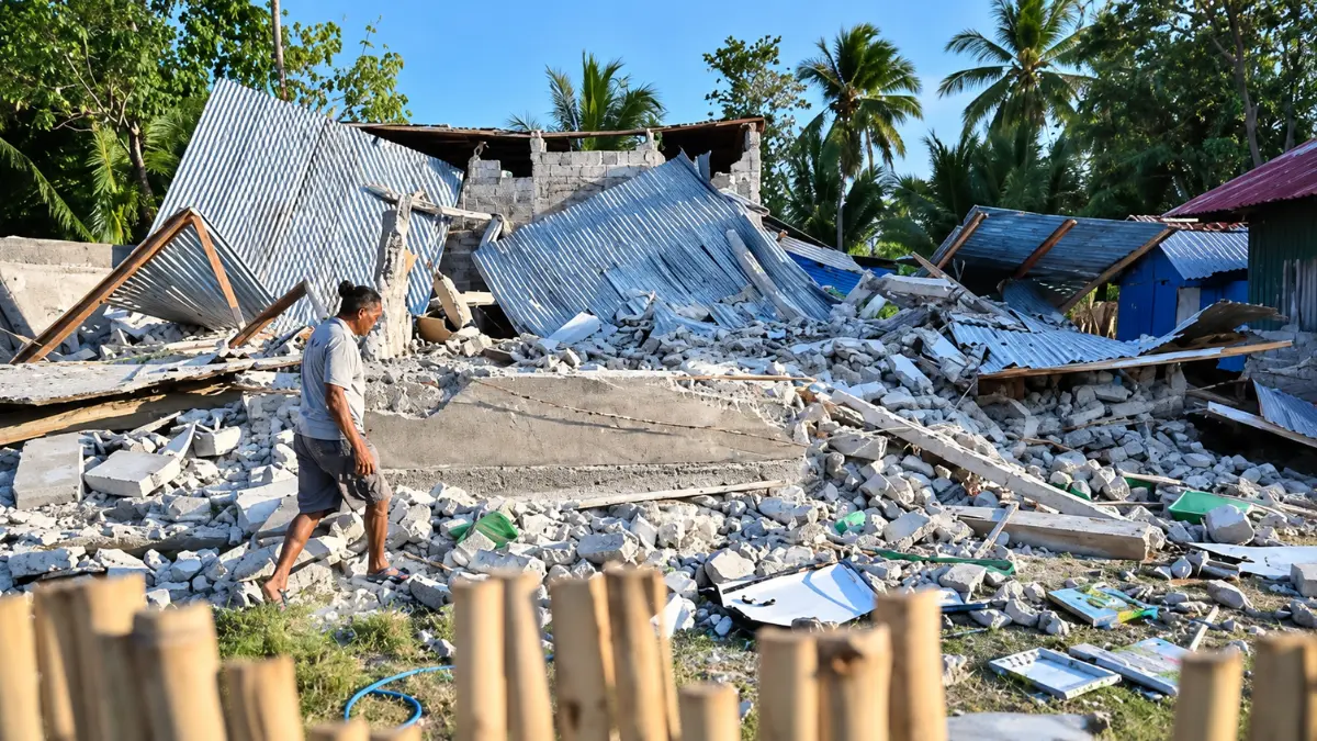 Dampak gempa bumi magnitudo 7,7 di Nusa Tenggara Timur yang menyebabkan korban jiwa dan kerusakan bangunan.