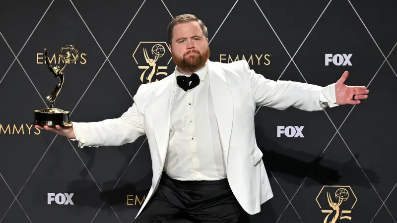 Paul Walter Hauser memerankan Carl, warga lokal yang bertahan hidup di tengah wabah Raccoon City.