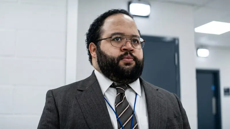 Zach Cherry memerankan Dave, peneliti Umbrella Corp dalam Resident Evil 2026.