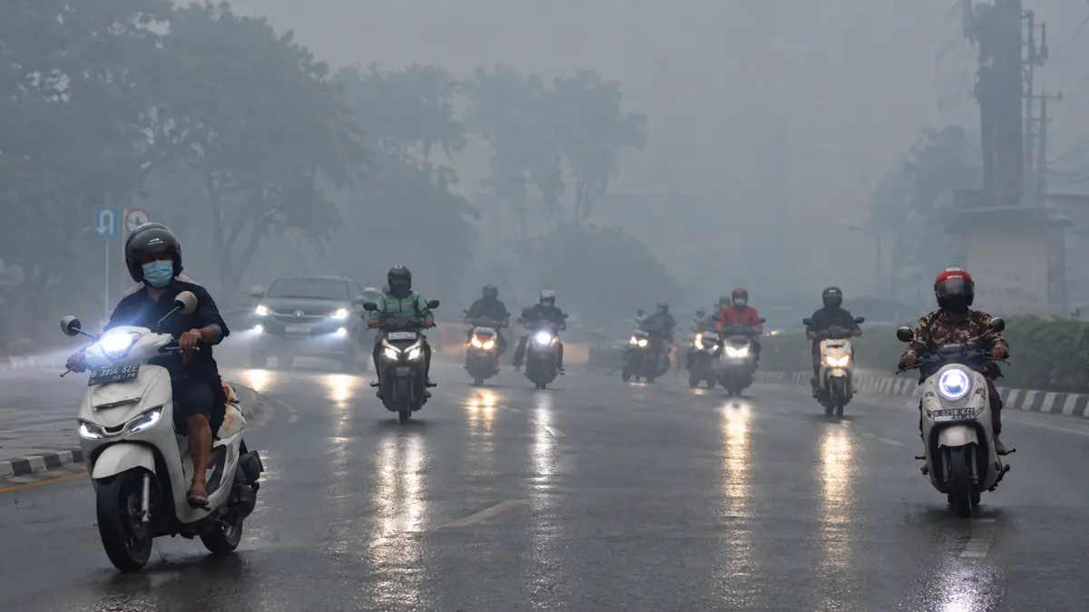 Pengendara melintas di tengah kabut asap karhutla di Sampit, Kotawaringin Timur, Kalimantan Tengah