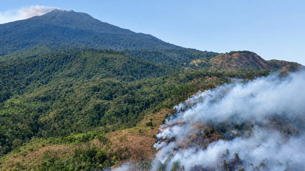 Personel gabungan memadamkan karhutla di kawasan Taman Nasional Gunung Ciremai, Kuningan, Jawa Barat