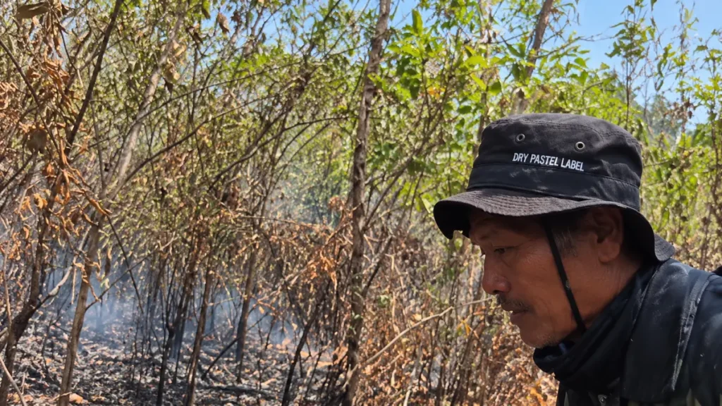 Foto jurnalistik kobaran api atau kepulan asap tebal di lereng Gunung Lawu, atau foto petugas BPBD/relawan gabungan yang sedang mendirikan posko pengamanan.