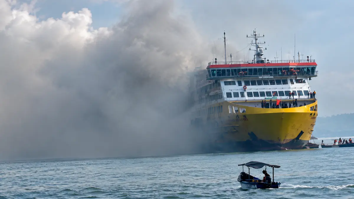 Proses evakuasi ratusan penumpang dan pemadaman KMP Batumandi yang mengalami kebakaran di perairan Selat Sunda, Pelabuhan Merak.