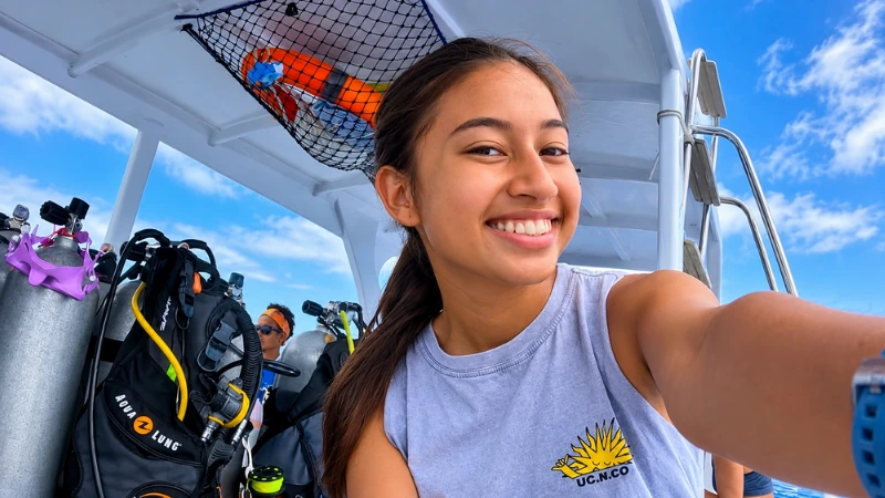 Veronica Beatrix Jessica, seorang dive master berusia 23 tahun, dilaporkan hilang dalam kecelakaan KM Feronia di Labuan Bajo.