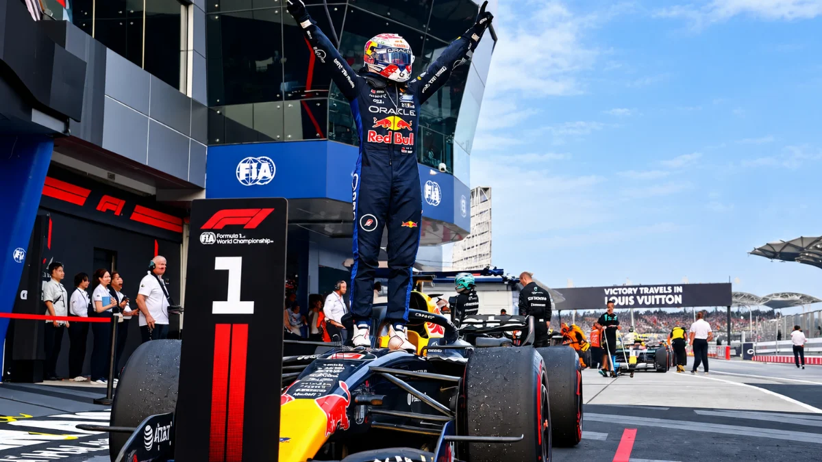 Max Verstappen dari Red Bull Racing meraih kemenangan pertamanya di Formula 1 GP Singapura 2026 setelah menyelesaikan 62 lap di Marina Bay Street Circuit.